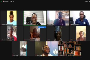 Eine Gruppe von Menschen auf einem Videoanruf mit einem Bücherregal im Hintergrund, die sich wahrscheinlich auf die Universität von Ghana's Unmute 2020 beziehen.
