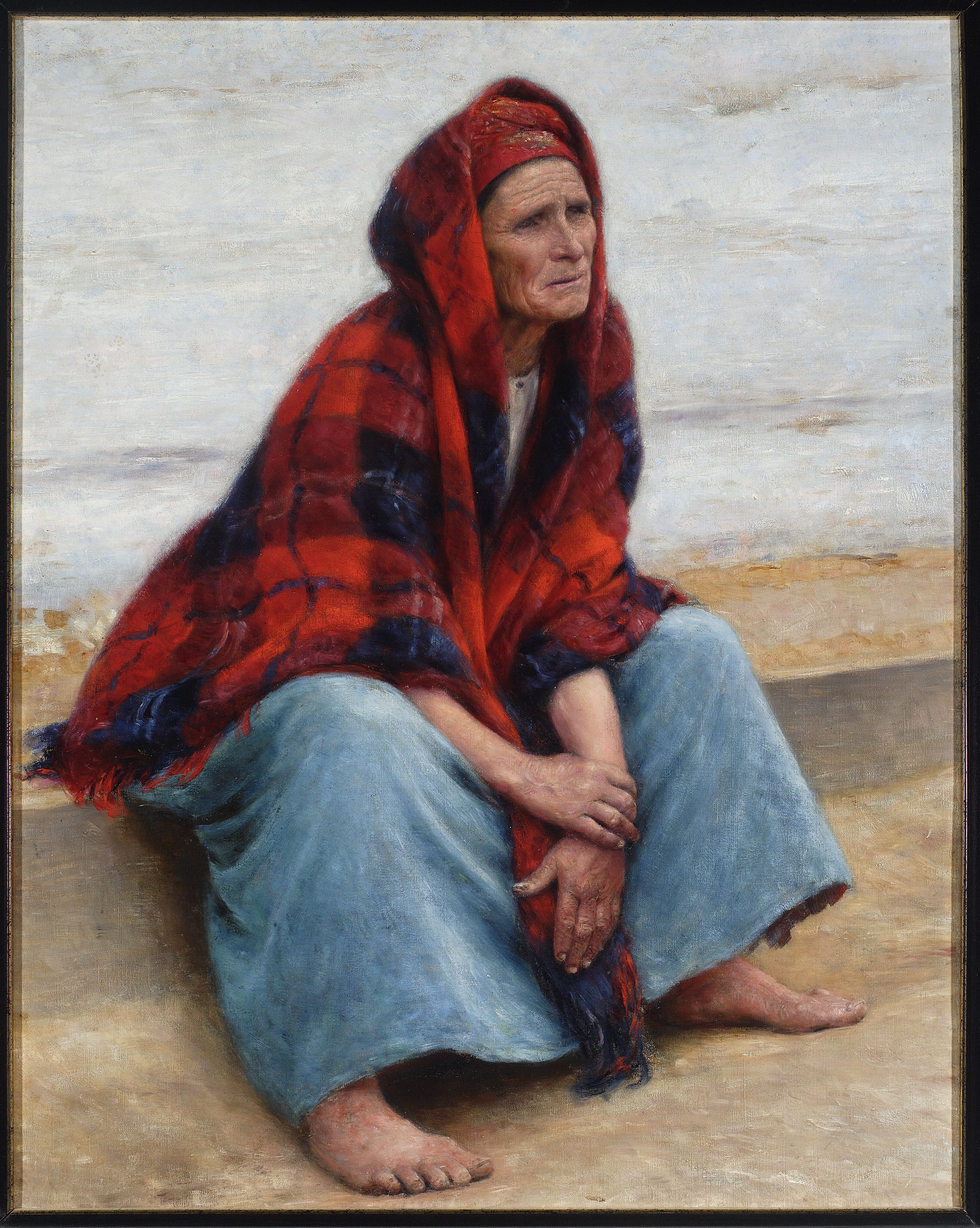 Eine alte Frau sitzt am Strand bei Sonnenuntergang, trägt ein helles Kleid und hat ihr Haar zu einem Dutt gebunden, die Augen geschlossen und die Hände auf dem Schoß, alles innerhalb eines Foto Rahmens.