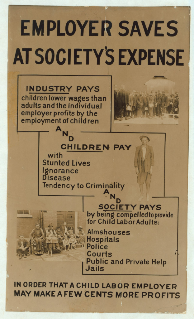 Plakat mit fettem schwarzem Text "Arbeitgeber spart auf Kosten der Gesellschaft" auf einem hellgelben Hintergrund, das eine vielfältige Gruppe von lachenden Menschen in einem weißen Rahmen zeigt.