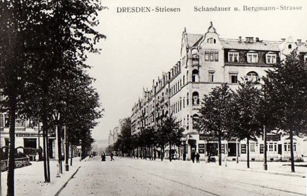 Ein Schwarz-Weiß-Foto einer Straßenansicht in Dresden, Deutschland, das Menschen, Fahrzeuge, Gebäude, Bäume und einen bewölkten Himmel zeigt, mit Text oben.