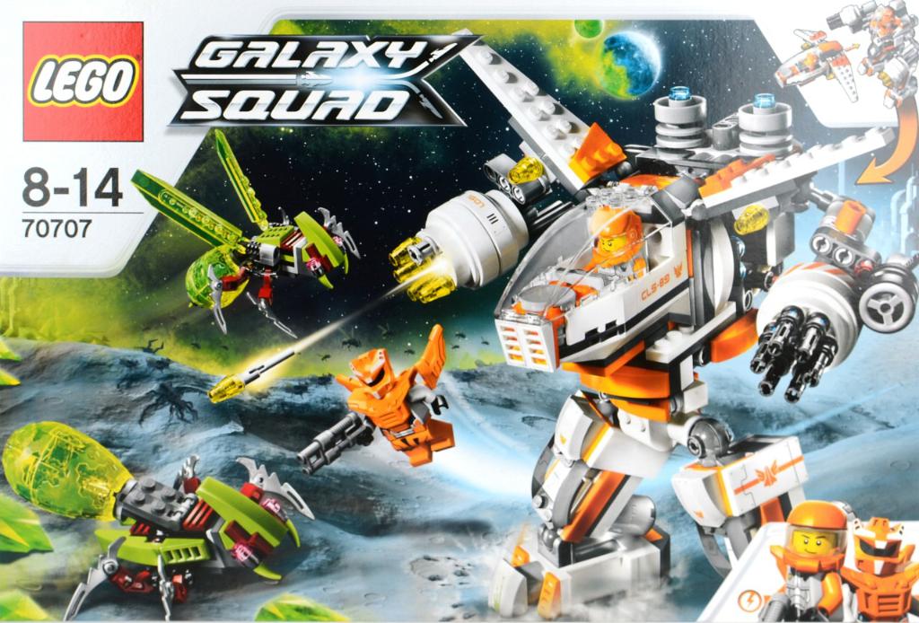 Ein Roboter wird von animierten Personen bedient, mit künstlichen Vögeln, Planeten, Boden und Sternen am Himmel, sowie einem Wasserzeichen und Text.