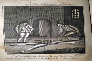 Ein altes Buchdeckblatt zeigt einen Mann, der auf dem Boden liegt und von zwei Personen umgeben ist, eine Wand mit einer Tür und einem Fenster, mit der Inschrift "Die Strafe, die früher denen auferlegt wurde, die sich weigerten, sich einem Anklagepunkt zu stellen".