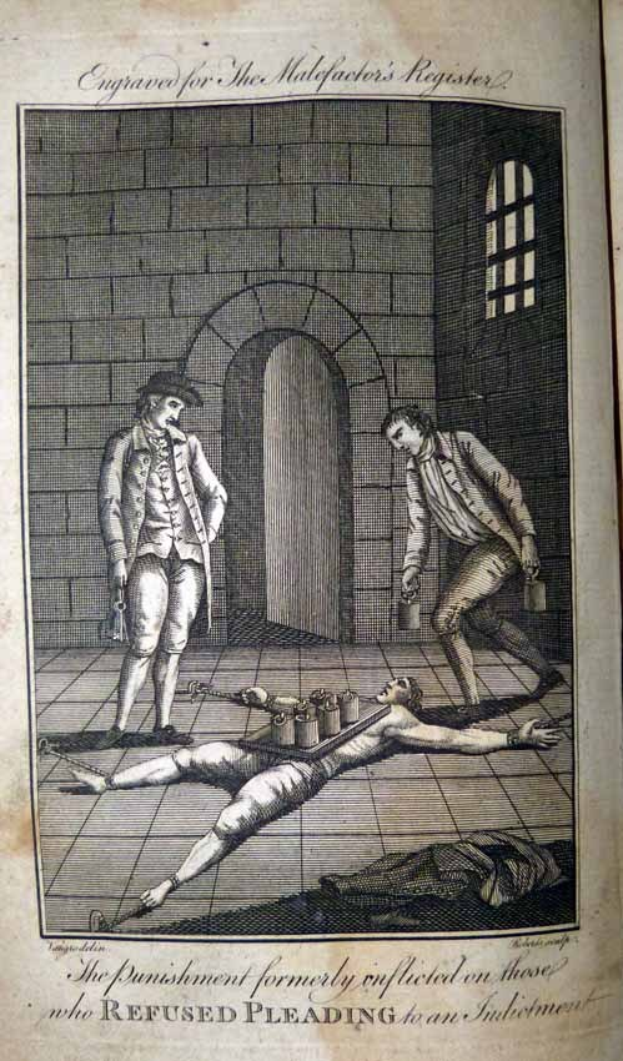 Ein altes Buchdeckblatt zeigt einen Mann, der auf dem Boden liegt und von zwei Personen umgeben ist, eine Wand mit einer Tür und einem Fenster, mit der Inschrift "Die Strafe, die früher denen auferlegt wurde, die sich weigerten, sich einem Anklagepunkt zu stellen".