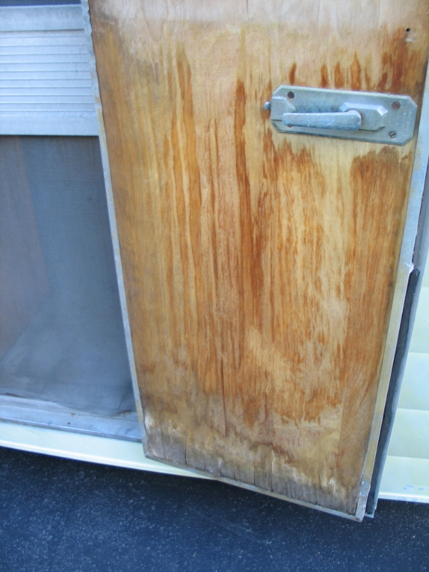 Ein Nahaufnahme eines Fahrzeug-Türgriffs und eines Teils der Tür.