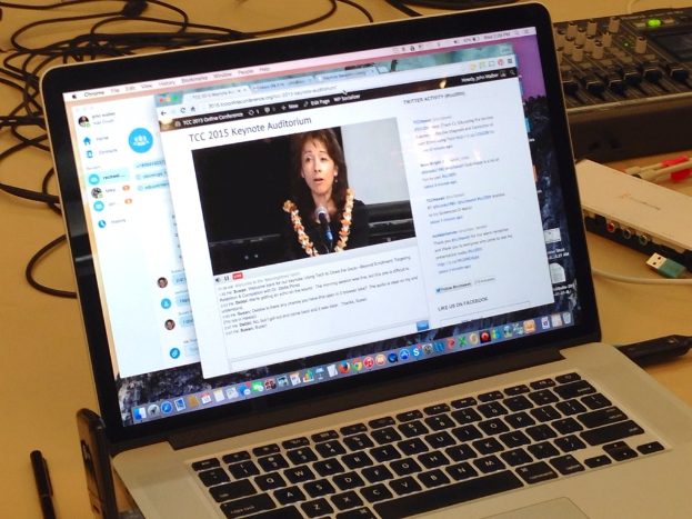 Ein unordentlicher Tisch mit einem Laptop, einem Stift und verschiedenen anderen Gegenständen.