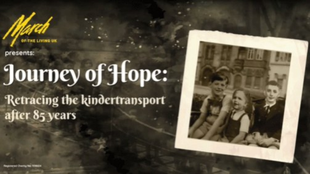 Plakat mit der Aufschrift "Reise der Hoffnung: Rückblick auf die Kindertransporte nach 85 Jahren" mit einem Gruppenfoto auf der rechten Seite und Text auf der linken Seite, vor einem hellblauen Himmel mit weißen Wolken.