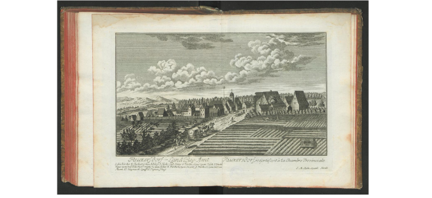 Ein offenes Buch mit dem Titel "Landschaft des Rhein-Westerwalds" aus dem Jahr 1805, das eine Zeichnung eines Dorfes mit Häusern, Bäumen, Hügeln und Wolken am Himmel zeigt.