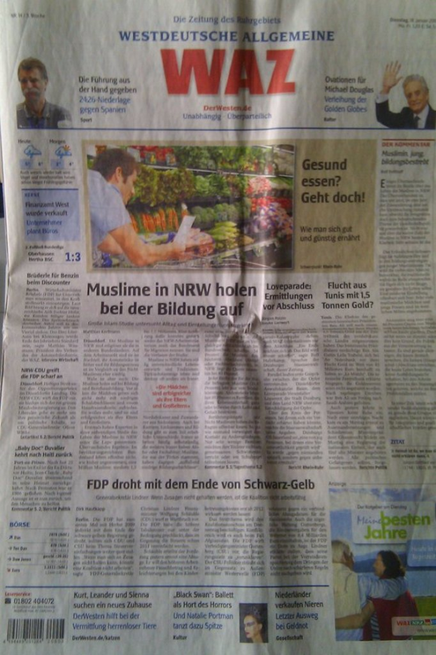 Eine Zeitung mit gedruckten Bildern und Text.