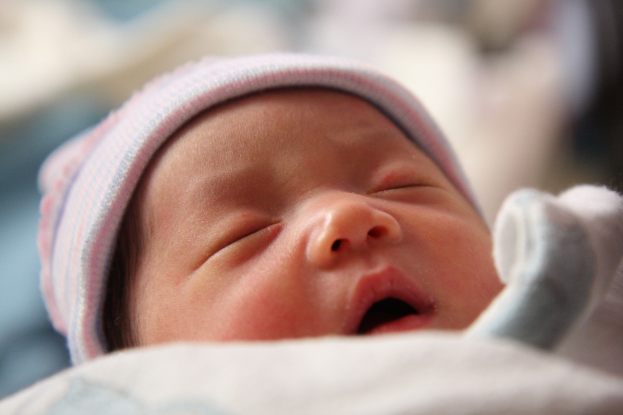 Ein Kind schläft im Vordergrund mit einem unscharfen Hintergrund.