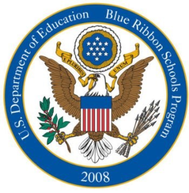 Das Logo des U.S. Department of Education Blue Ribbon Schools Program zeigt einen blauen Kreis mit einem weißen Stern, eine weiße Taube mit einer blauen Schleife und ein weißes Banner mit 'Department of Education' in Blau, alles vor einem weißen Hintergrund.
