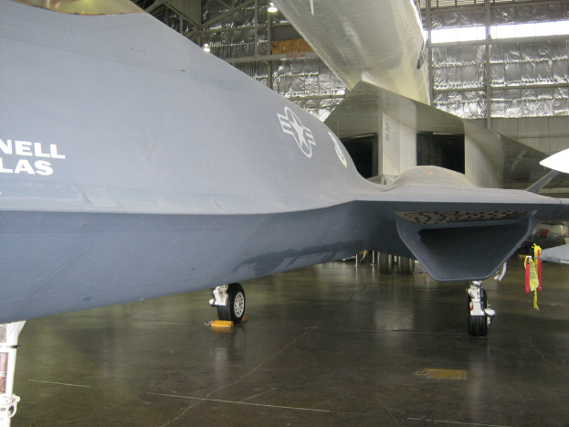 Ein einzelnes Flugzeug im Flug gegen einen klaren Himmel.