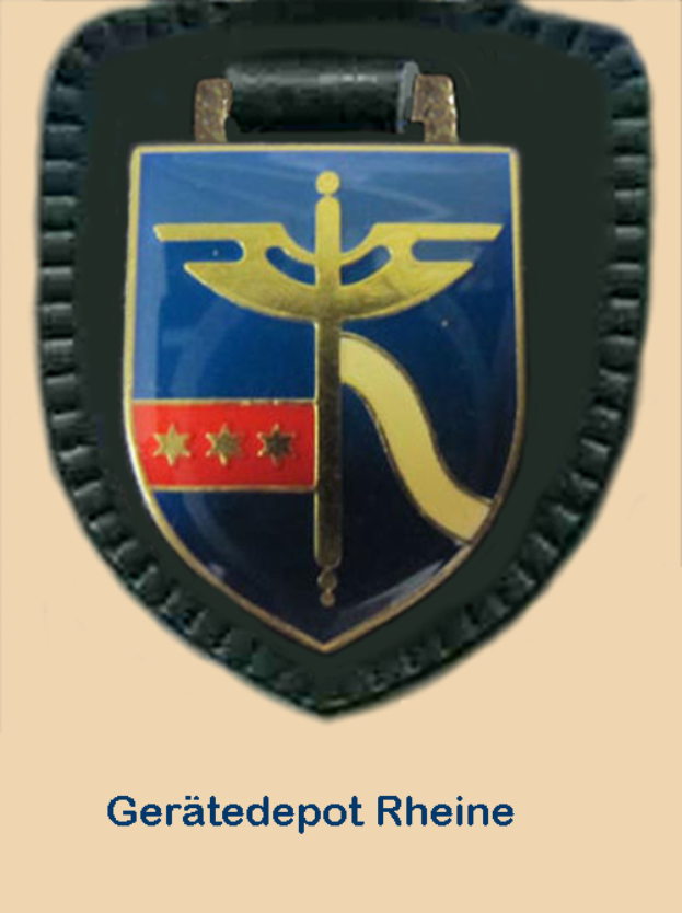 Ein goldfarbener Gürtelschnalle mit einem schwarzen Lederband, das ein Schwert und einen Schild zeigt und unten den Text 'Geratedepot Rheine'.