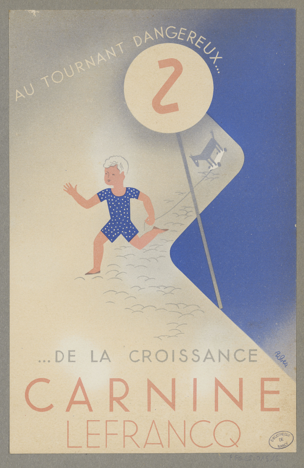 Eine Person in einem hellgelben Kleid lächelt in der Mitte eines Karnevalplakats, umgeben von der fettgedruckten, schwarzen Schrift "Karneval".