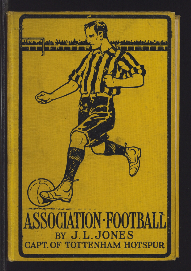 Ein Buchumschlag mit einem Mann in einer Fußballuniform, der einen Fußball tritt, mit dem Titel "Association Football by J.L. Jones".
