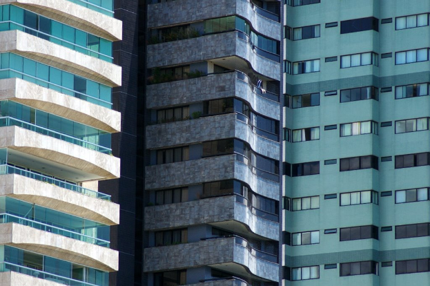 Mehrere GebÃ¤ude in verschiedenen HÃ¶hen und Designs sind in einer urbanen Umgebung zu sehen.