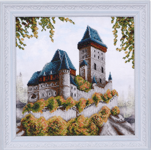 Ein Holzhausgerüst mit sichtbaren tragenden Elementen, einschließlich Balken und Stützen, vor einem neutralen Hintergrund.