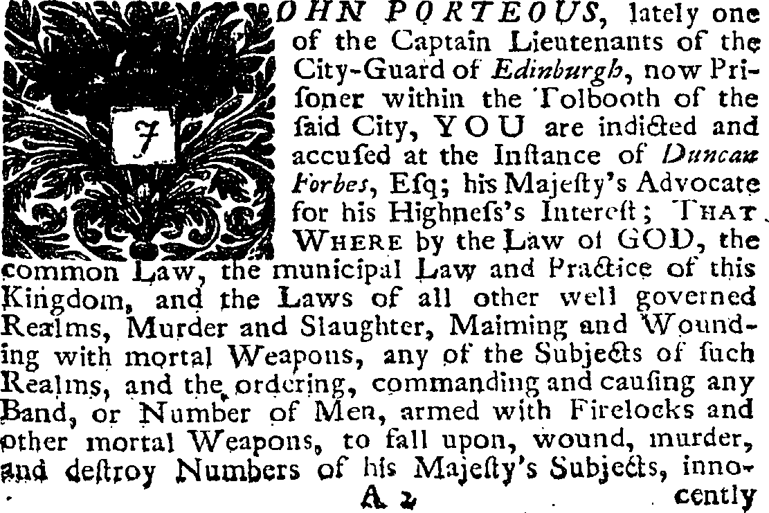 Ein Schwarz-Weiß-Bild eines Mannes im Anzug und mit Krawatte mit dem Text "John Porteous, jüngst einer der Captain Lieutenant der City-Guard von Edinburgh, jetzt Pri-Foner innerhalb des Tolbooth der Foner City, Sie sind angeklagt und beschuldigt vor dem Infance von Duncan Forbes".