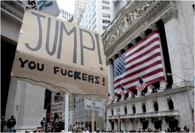 Eine große Menge von Menschen mit Schildern und Plakaten, mit US-Flaggen und Gebäuden im Hintergrund.