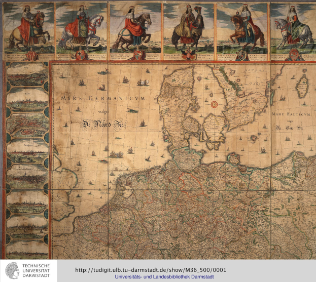 Eine detaillierte Deutschlandkarte mit einer Gruppe von Menschen in traditioneller Kleidung auf Pferden im Hintergrund und Text unten.