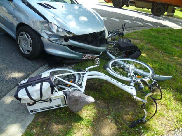 POL-EU: Radfahrer stürzt schwer verletzt