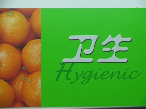 Ein Foto von Orangen mit zwei Wörtern auf einem darunter liegenden Papier.