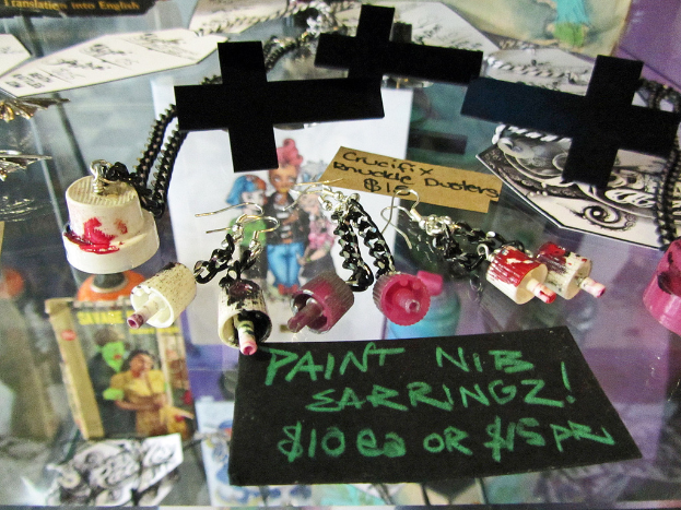 Kreuze, Papiere und Schlüsselanhänger auf einem Glastisch.