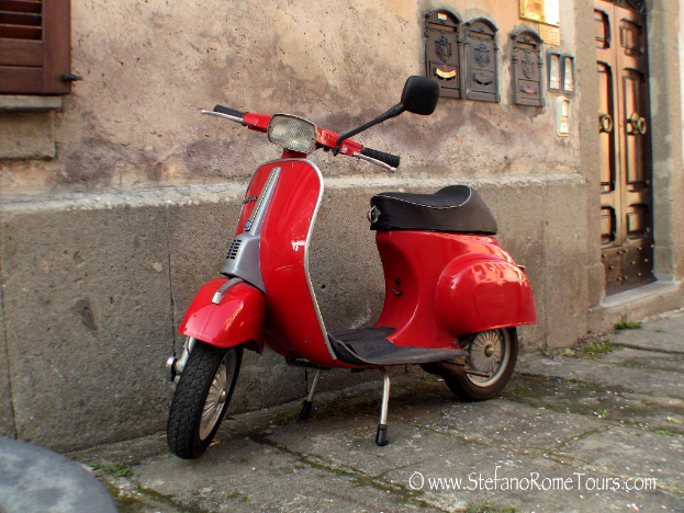 Ein roter Scooter steht vor einem Haus mit einer T√ľr und Fenstern auf einer Stra√üe mit Text unten.