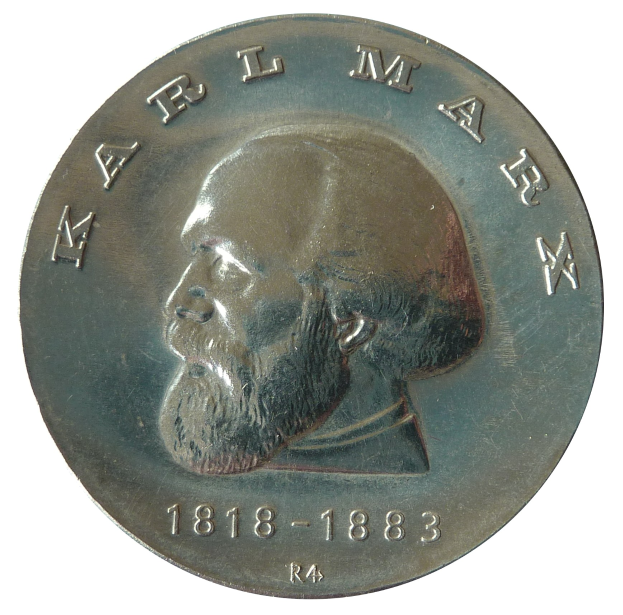 Silberne Medaille mit einem Porträt von Karl Marx auf weißem Hintergrund.