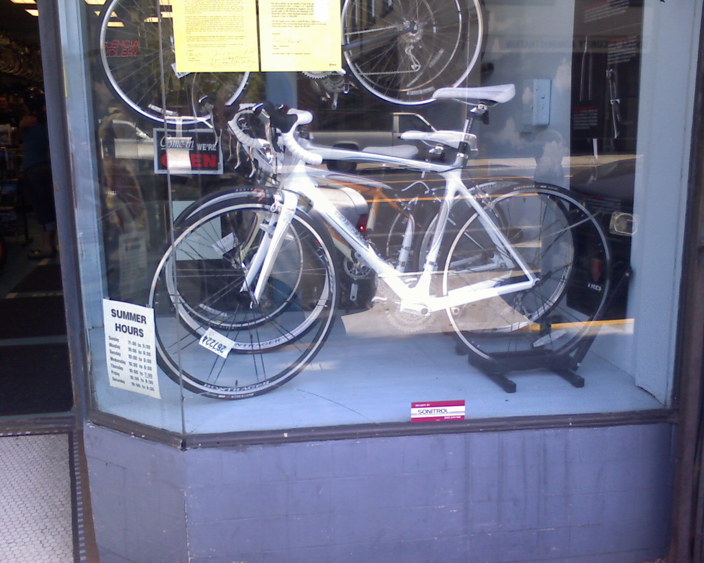 Mehrere Fahrr√°der sind in einer Glasvitrine ausgestellt.