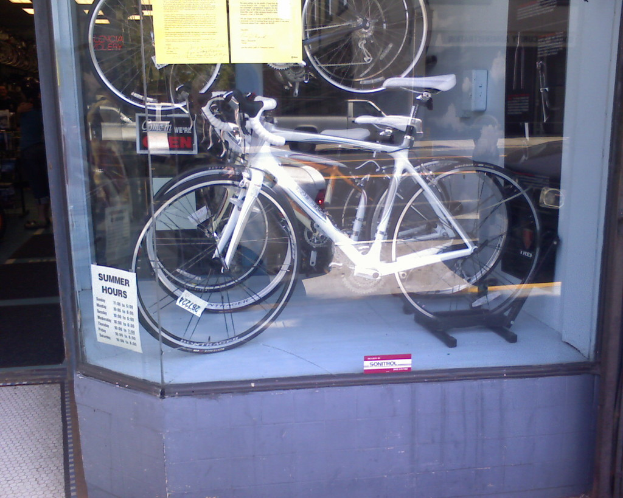 Mehrere Fahrr√°der sind in einer Glasvitrine ausgestellt.