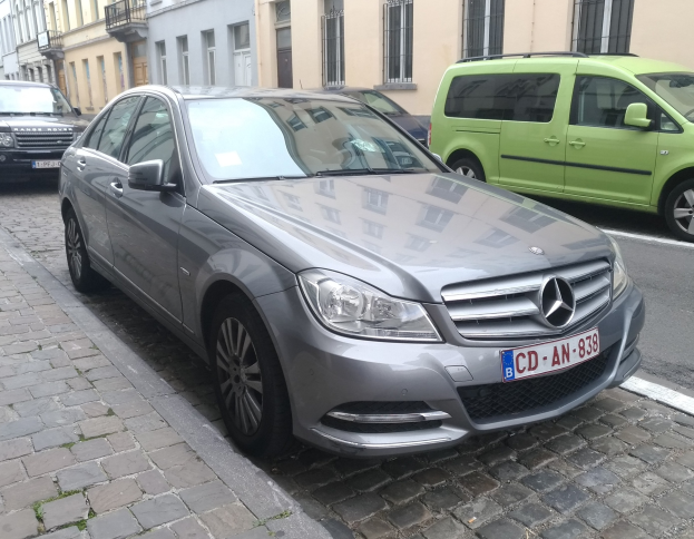 Düsseldorf Hafen: 20-Jähriger ohne Führerschein verursacht Unfall mit Hochleistungs-Mercedes
