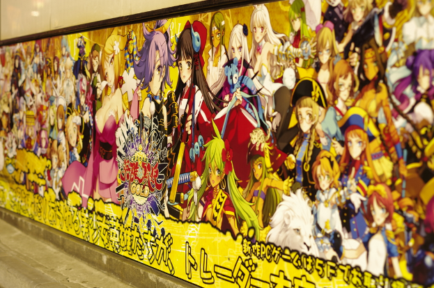 Eine Wand mit Kunstwerken von Cartoon-Figuren und Text darauf.