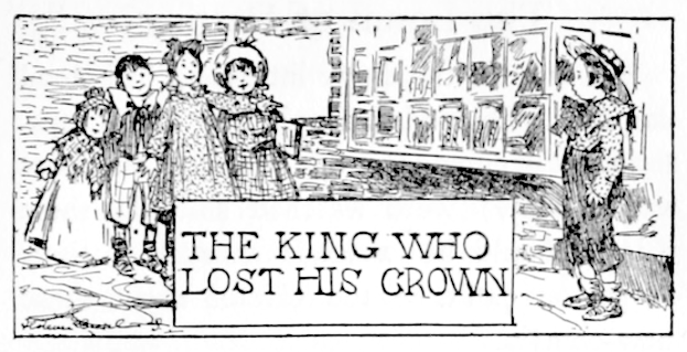 Eine Skizze einer Gruppe von Kindern, die vor einer Tafel mit der Aufschrift "Der KÄig, der seine Krone verlor" stehen und nach oben schauen.
