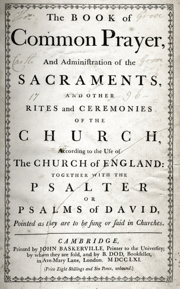 Ein altes Buch mit dem Titel "The Book of Common Prayer and Administration of the Sacraments, Rites and Ceremonies of the Church of England" liegt aufgeschlagen vor einer Seite mit schwarzer Tinte.