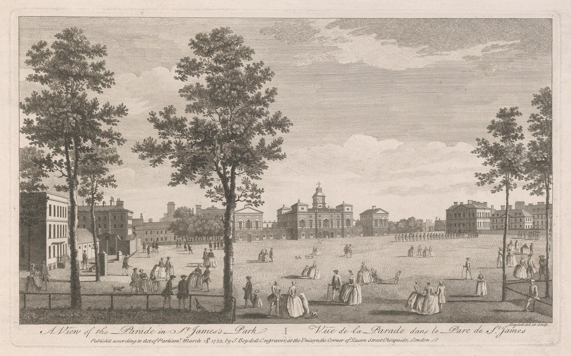 Eine Gruppe von Menschen, die während eines Umzugs in St. James Park stehen und sitzen, mit Bäumen und Gebäuden im Hintergrund unter einem bewölkten Himmel.