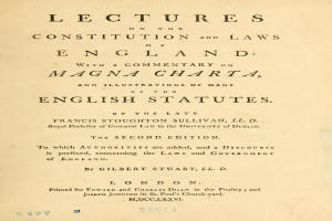 Altes Buch mit dem Titel "Vorträge über die Verfassung und Gesetze Englands mit einem Kommentar zur Magna Charta und Illustrationen vieler englischer Gesetze" aufgeschlagen