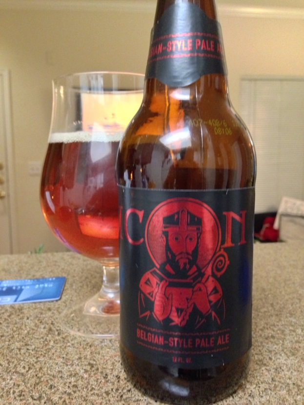 Eine Weinflasche, ein Weinglas und eine ATM-Karte liegen auf einer Oberfläche.