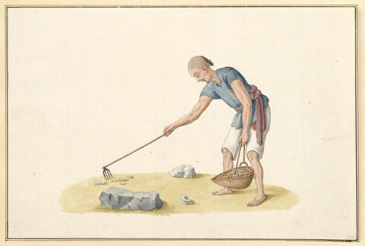 Ein Mann hält einen Korb in einer Hand und eine Harke in der anderen, während er zwischen Steinen steht, mit Text am unteren Bildrand.