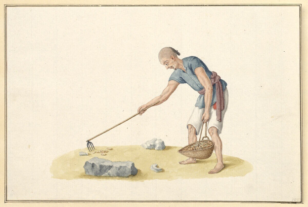 Ein Mann hält einen Korb in einer Hand und eine Harke in der anderen, während er zwischen Steinen steht, mit Text am unteren Bildrand.