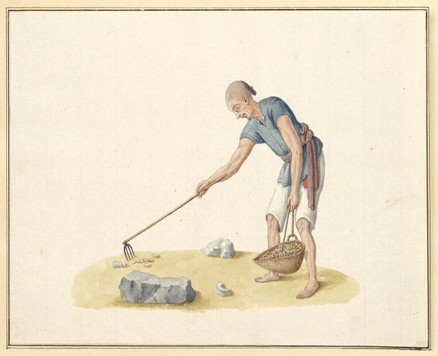 Ein Mann hält einen Korb in einer Hand und eine Harke in der anderen, während er zwischen Steinen steht, mit Text am unteren Bildrand.