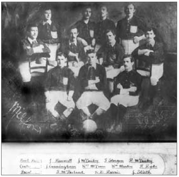 Schwarzes und weißes Foto einer Fußballmannschaft aus den 1920er Jahren, die in einem Halbkreis angeordnet ist, mit Teamname und Jahr unten geschrieben.