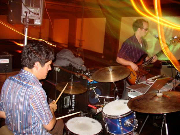 Zwei Männer spielen Musikinstrumente auf einer Bühne.