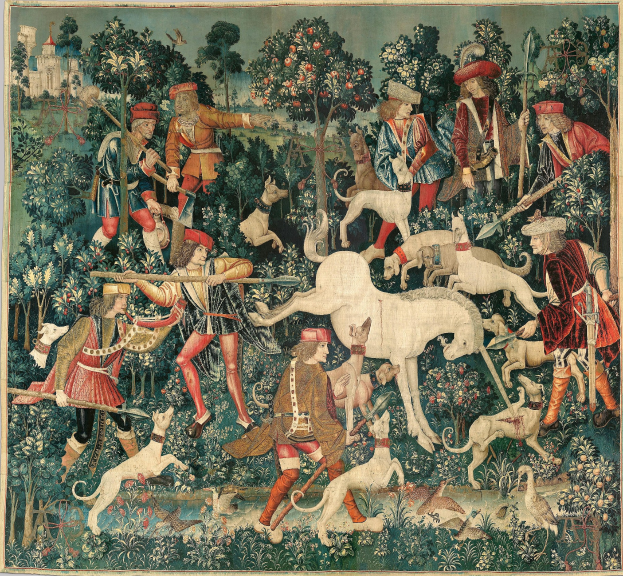 Ein mittelalterliches Wandteppichbild, das eine Jagdszenen mit Menschen in historischer Kleidung, Tieren, Bäumen, Pflanzen, Vögeln und einer fernen Burg zeigt.