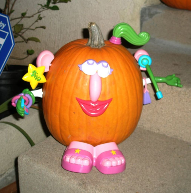 Eine Ãberraschung auf der Treppe mit Spielzeugen darauf, eine Pflanze und ein blaues Objekt links und eine weitere Ãberraschung oben.