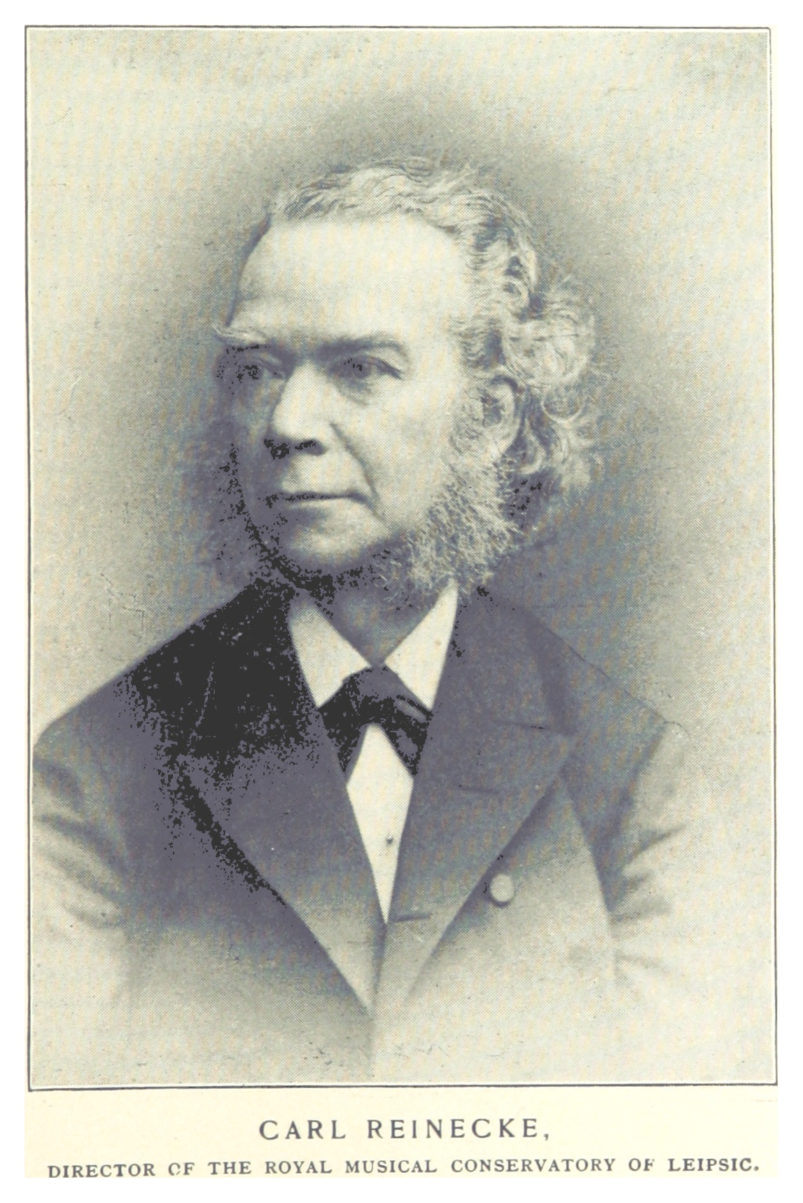 Ein Schwarz-Weiß-Foto von Carl Reinecke, dem Direktor des Königlichen Musik-Konservatoriums Leipzig, der einen Anzug trägt, mit Text unten im Bild.