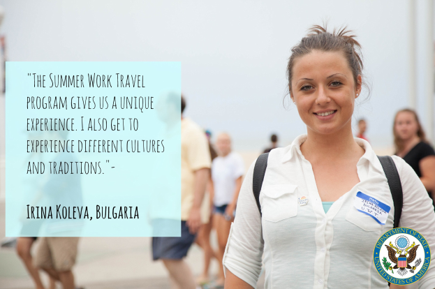 Eine Frau mit einer Tasche lächelt umgeben von einer Gruppe von Menschen, die gehen, mit Text auf der linken Seite über ein Sommerarbeitprogramm und Irinas Zitat.