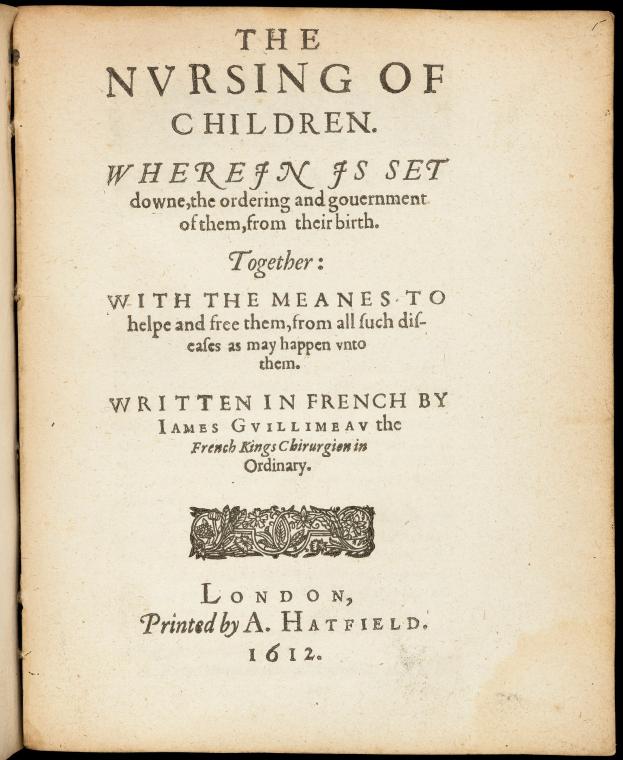 Ein offenes, abgenutztes Buch mit dem Titel "Die Pflege von Kindern" in Schreibschrift, eingerahmt von einem schmalen schwarzen Rand, mit leicht zerfransten Seitenrändern.