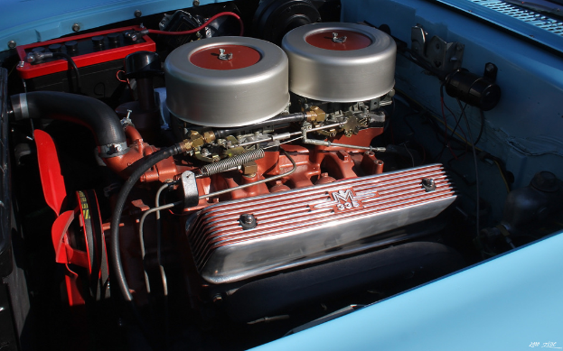 Ein Gerät mit verschiedenen Drähten, Rohren und anderen Gegenständen daran befestigt.