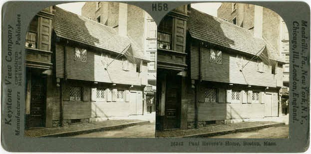 Sechs Personen, zwei Frauen und vier Männer, die einen Pokal halten und lächeln, posieren für ein Foto vor einem Eisengeländer, mit einer Wand und einem Geländer oben rechts, Menschen und Lichter im Hintergrund, möglicherweise in einem Stadion.