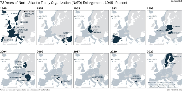 Karte veranschaulicht die NATO-Erweiterung von 1949 bis heute, mit farblich kodierten Regionen nach Zugangsort und erklärendem Text oben.